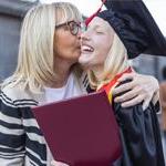 一位母亲在毕业典礼上拥抱即将上大学的女儿.